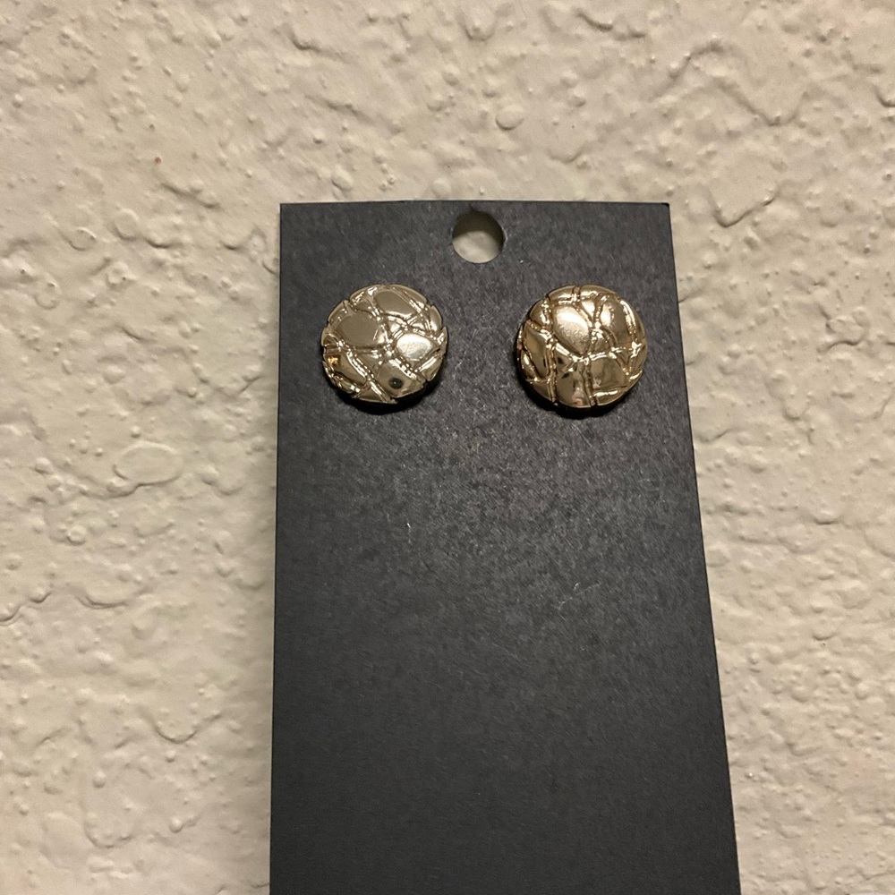Round stud Earrings - Picture 2 of 2